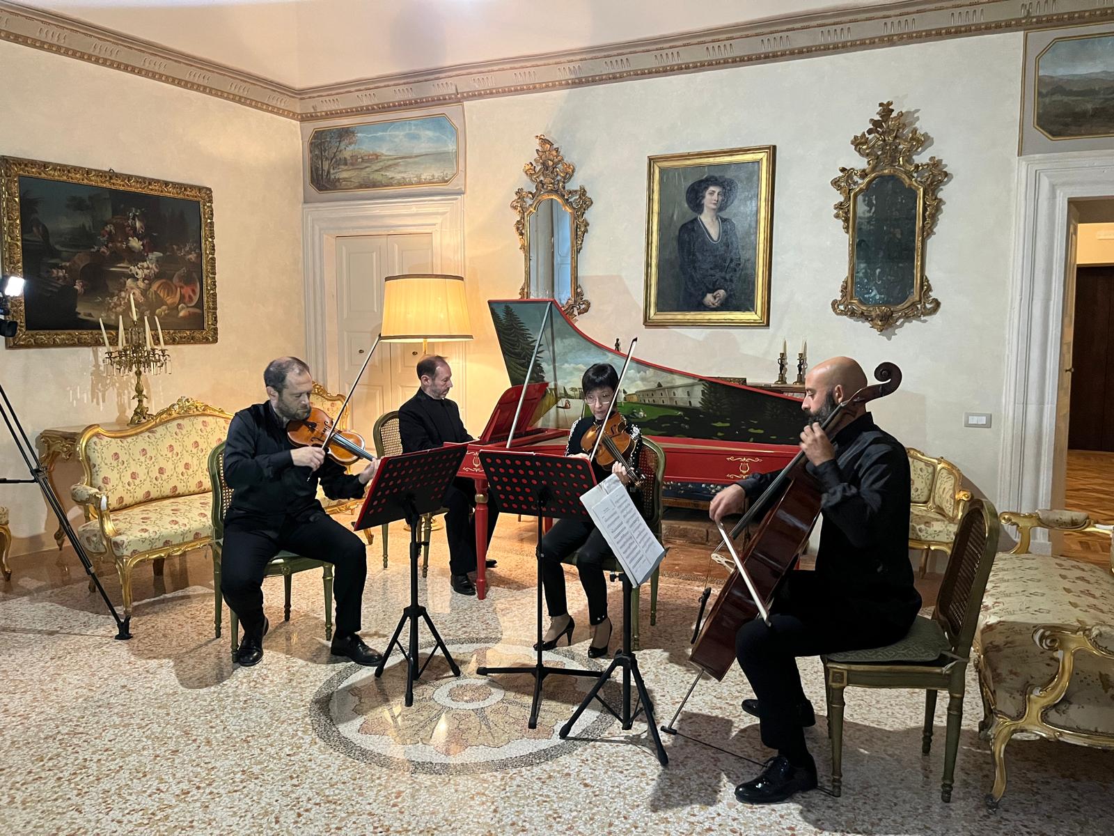 I Solisti Aquilani performing in concert